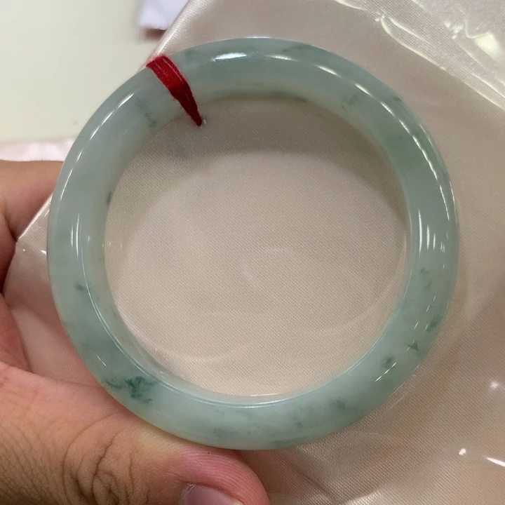 翡翠手镯未镶嵌翡翠手镯