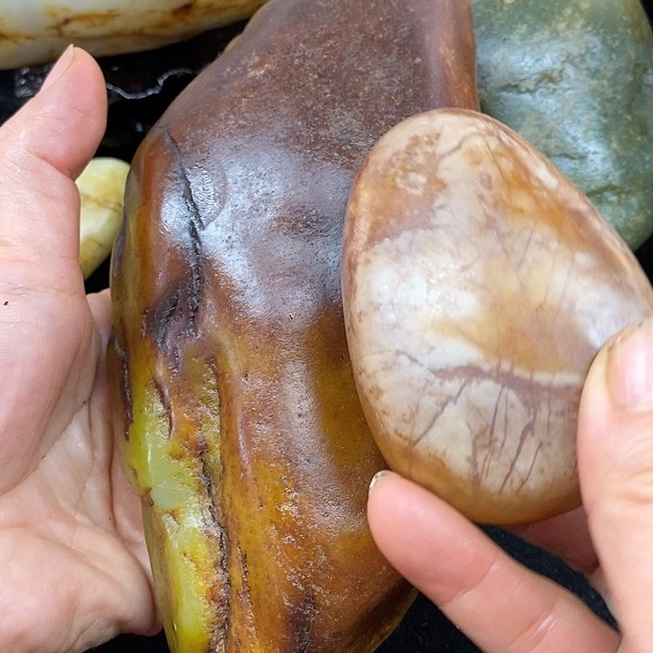 在***1和田玉（糖玉）未镶嵌挂件