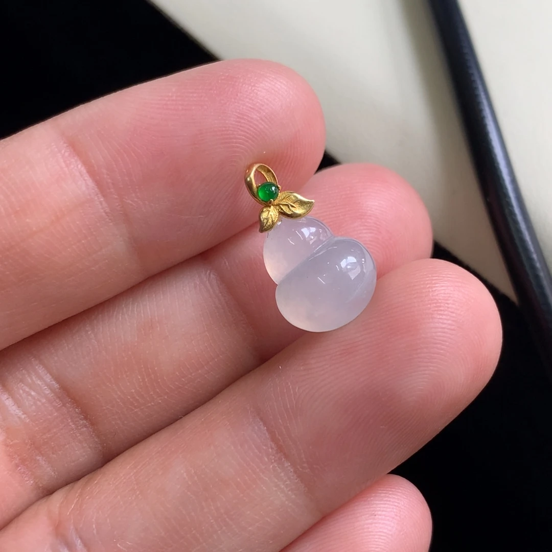 翡翠未镶嵌颈饰葫芦