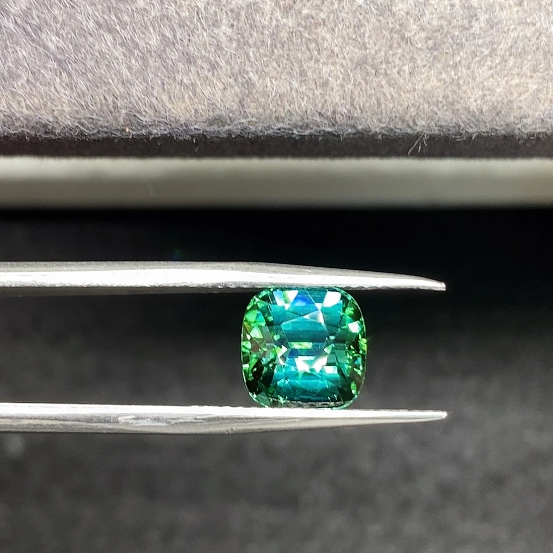 4.085克拉天然全净满火彩拉贡碧玺碧玺未镶嵌