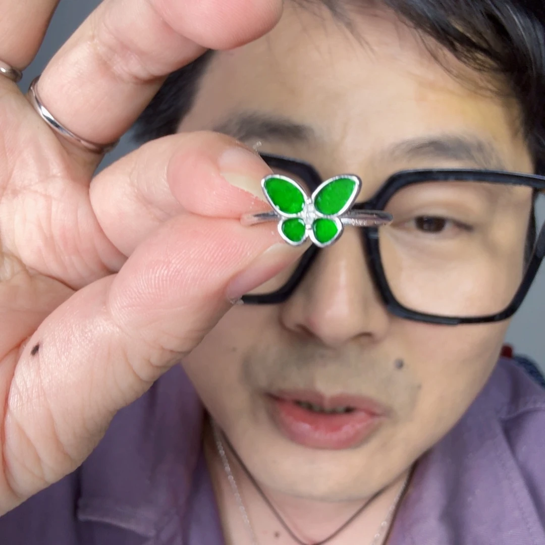 翡翠未镶嵌颈饰一件