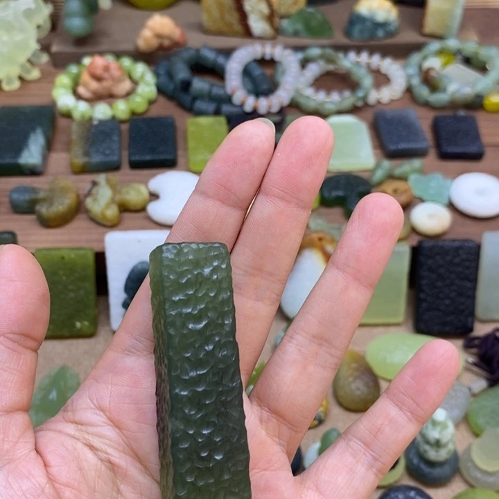 蛇纹石玉未镶嵌吊坠