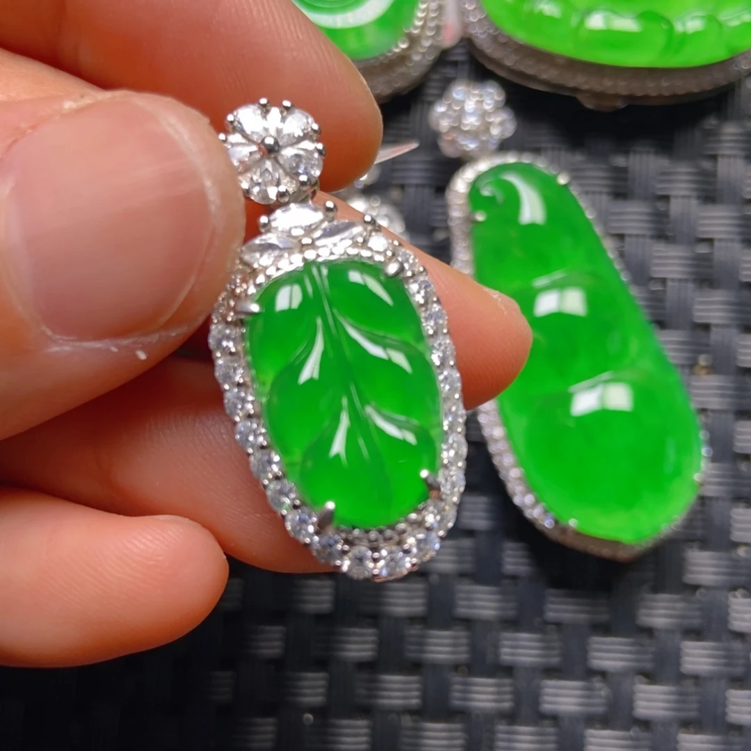 翡翠银S925镶嵌颈饰树叶吊坠