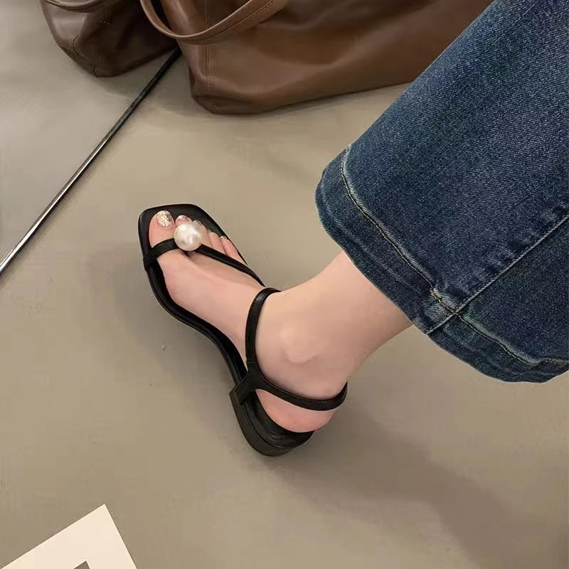 珍珠凉鞋新款女夏季百搭不累脚粗跟夹趾一字带法式罗马凉鞋006-23