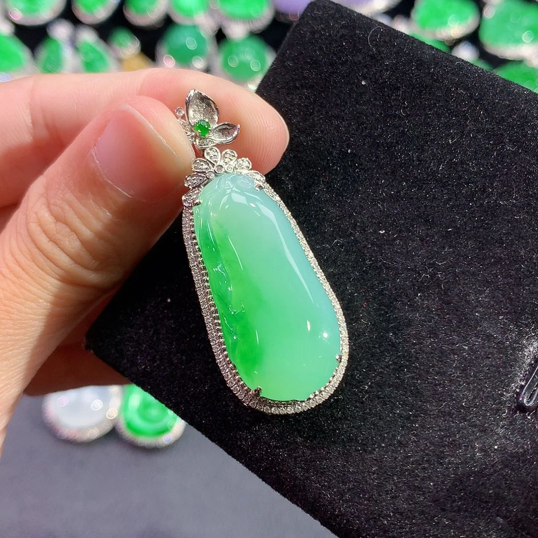 翡翠18K金镶嵌颈饰