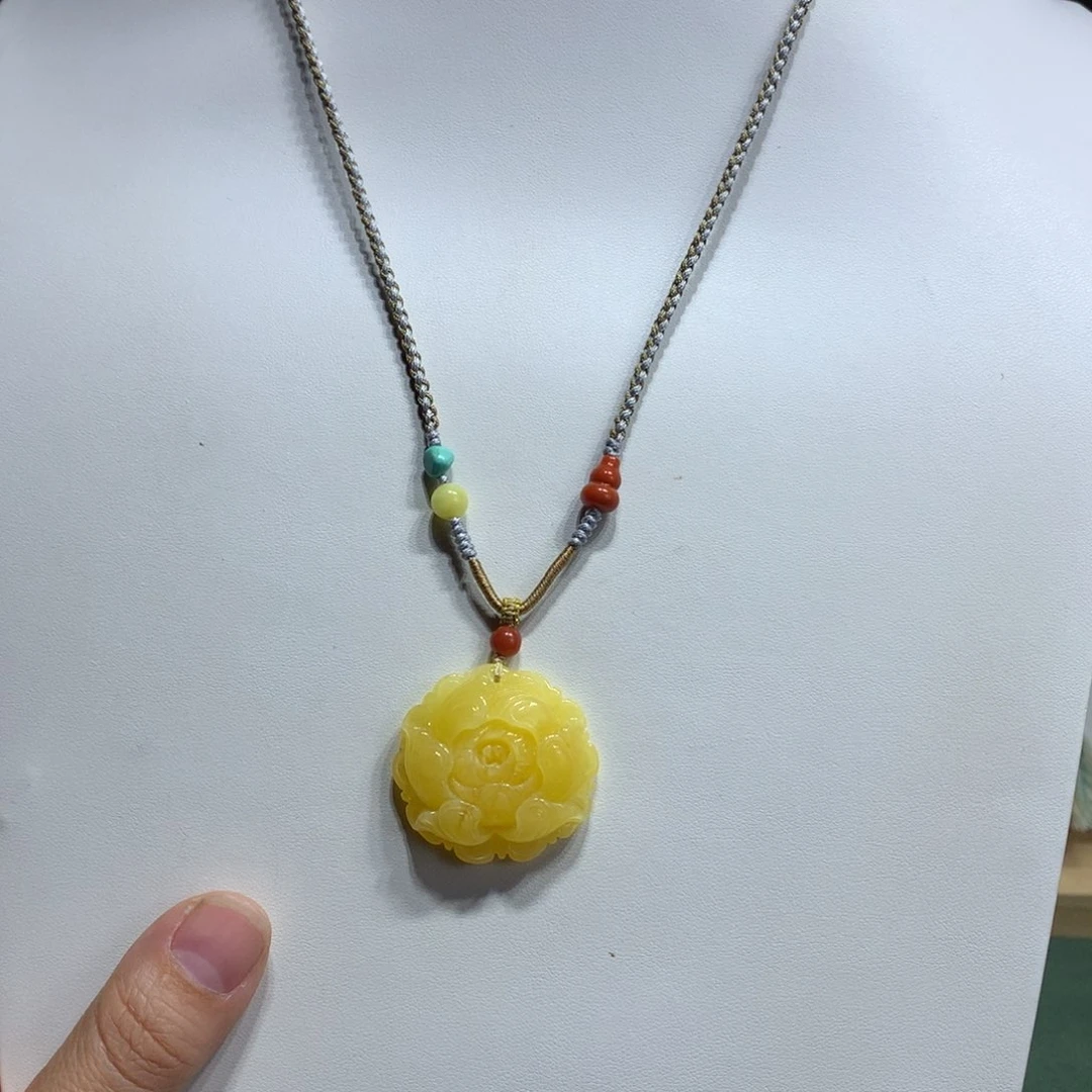 蜜蜡未镶嵌颈饰牡丹花