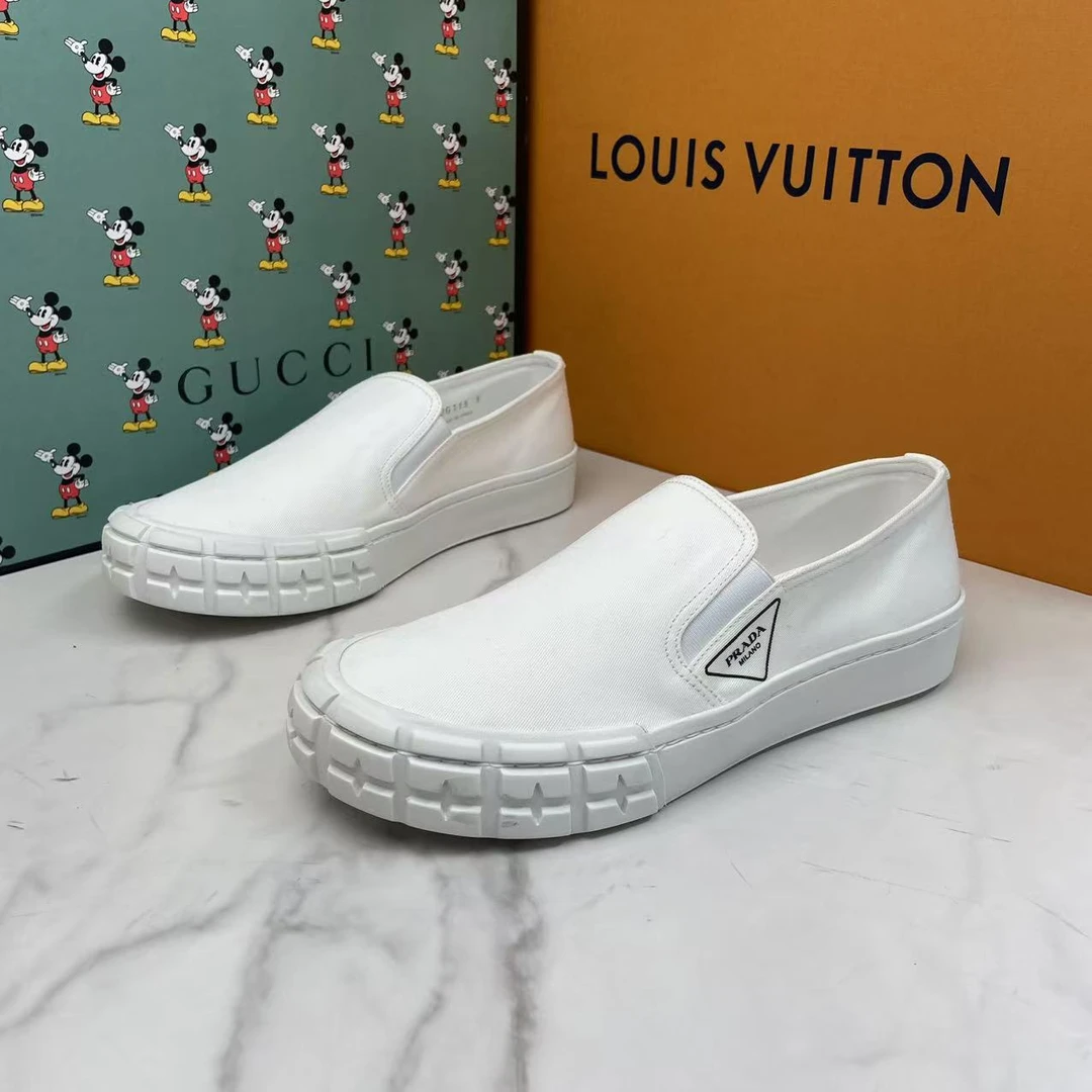 全新未使用 Prada/普拉达 白色帆布三角标轮胎头一脚蹬板鞋40.5码