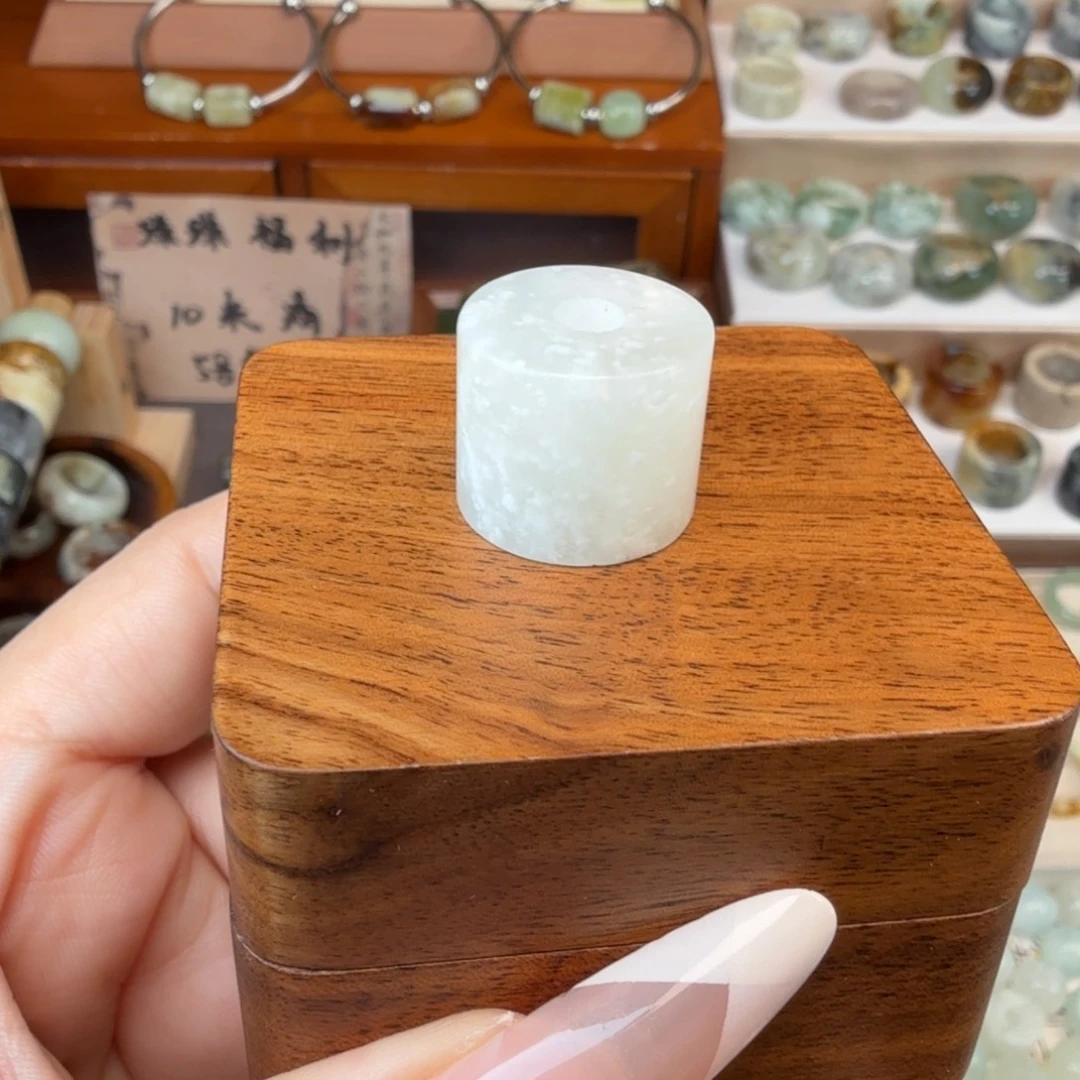 蛇纹石玉未镶嵌颈饰天青冻