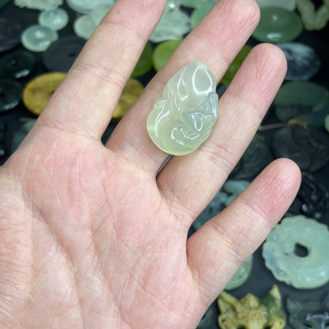 岫玉未镶嵌颈饰狐狸