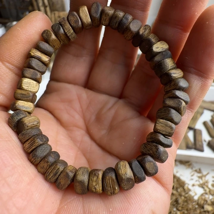 丹***曦沉香碎屑沉香奇楠沉香绿奇楠随形碎银子一条4.6克重