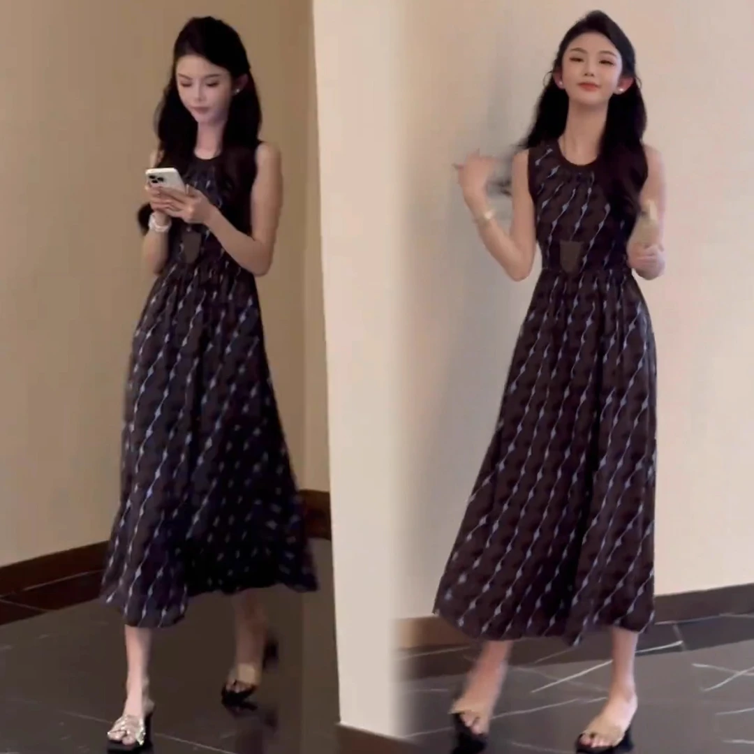 时尚连衣裙女2025夏季新款洋气收腰显瘦减龄设计感条纹无袖中长裙