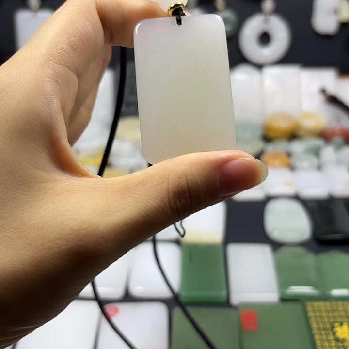石英质玉（金丝玉）未镶嵌颈饰