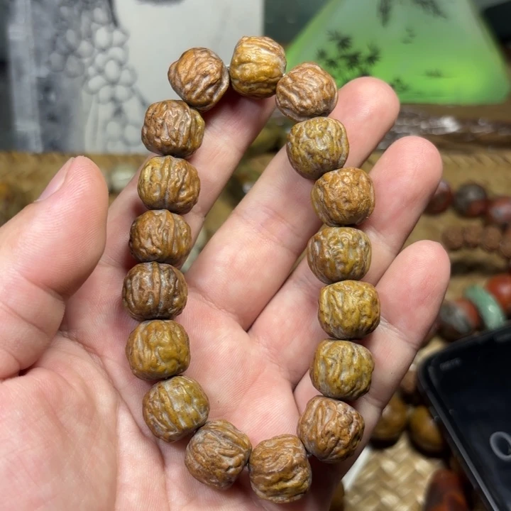 用***6颈饰未镶嵌岫岩河磨玉（透闪石质玉）