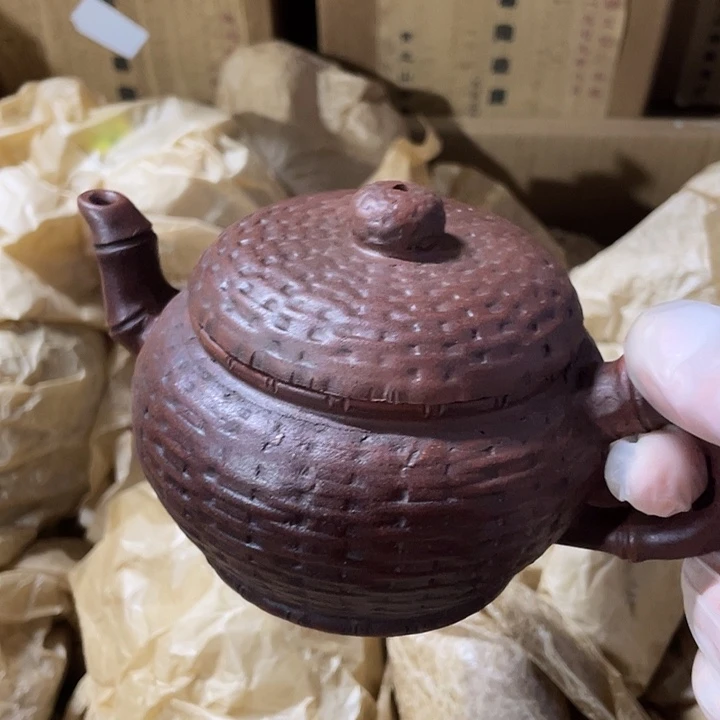 紫砂茶壶原矿泥料，手工制作的一把紫砂壶。
