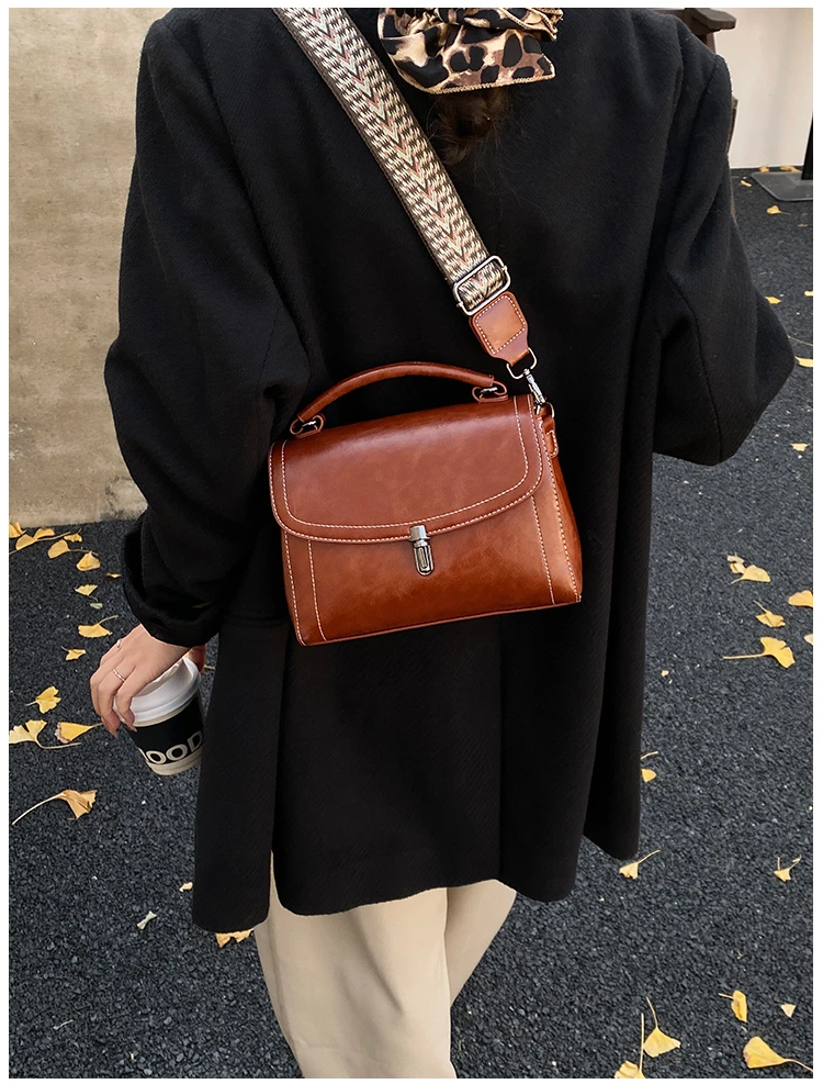 高级感小众包包女2025新款秋冬复古宽带斜挎包休闲爆款手提小方包