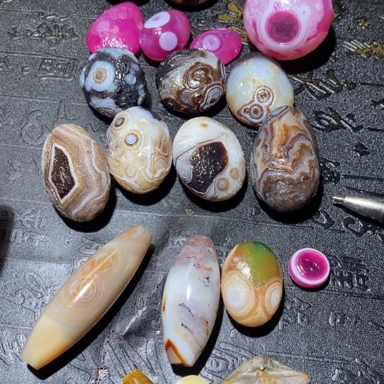 颈饰未镶嵌石英质玉泡**麻