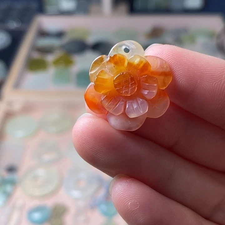 蛇纹石玉颈饰未镶嵌