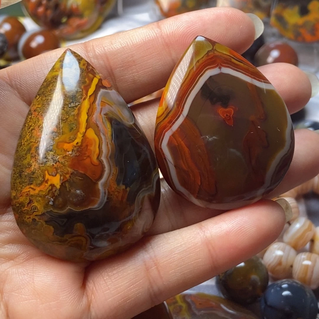 玛瑙/玉髓颈饰未镶嵌月**清战国红