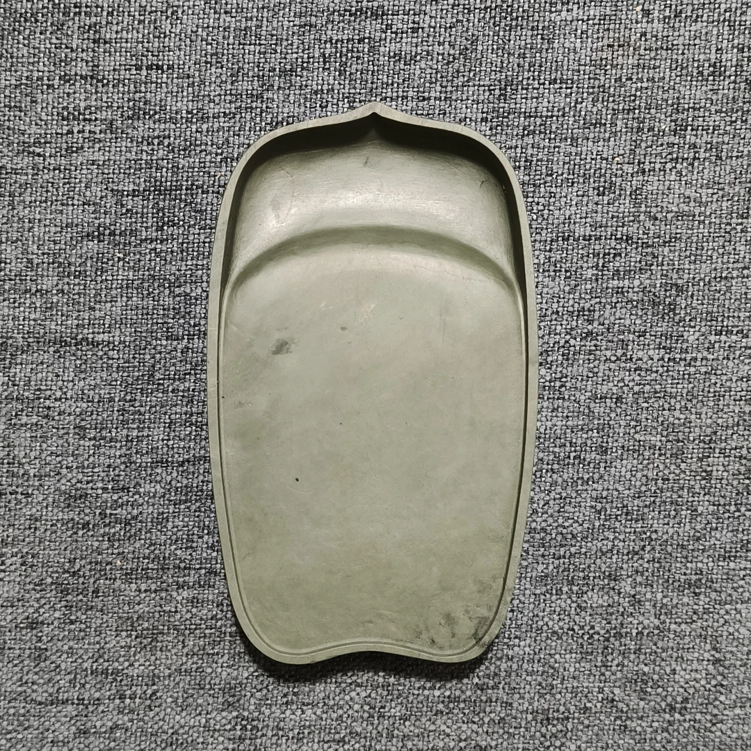 甘肃洮砚，水泉莲瓣砚，尺寸10.5*6.1*1.4厘米