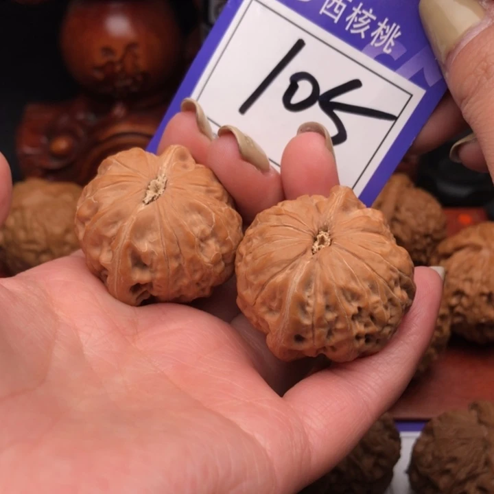 桃核把件37忒锤妹妹