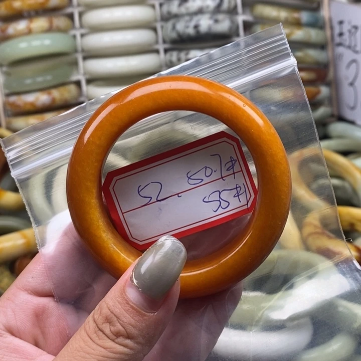 蛇纹石玉未镶嵌颈饰C**.