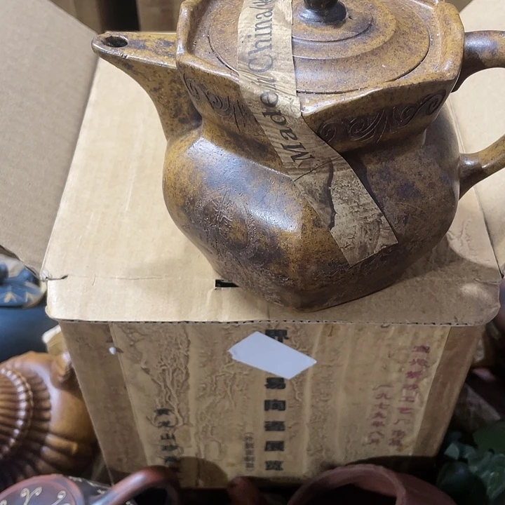 茶壶紫砂矿泥要手工制作的一把紫砂壶。