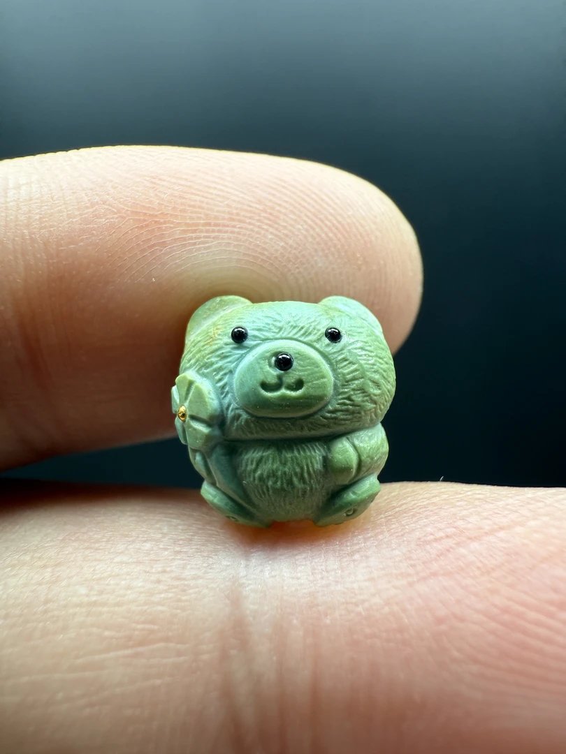原矿绿松石高瓷小熊雕刻