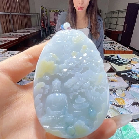 翡翠未镶嵌颈饰一个