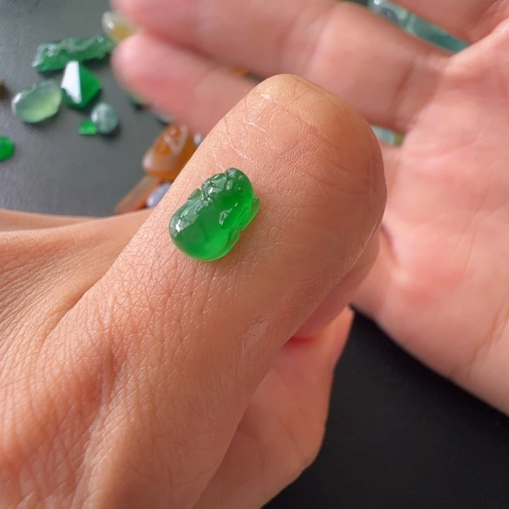 王***姐定制翡翠未镶嵌绿皮皮