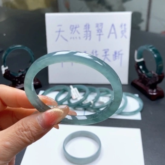 翡翠手镯未镶嵌米*56尺寸不退换