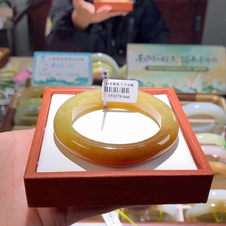 高***帮和田玉未镶嵌手镯水线。 57/58