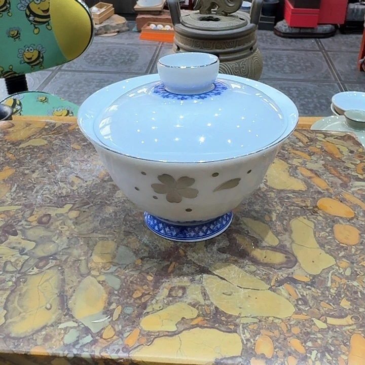 骨瓷盖碗一个，瓷。。。品茗