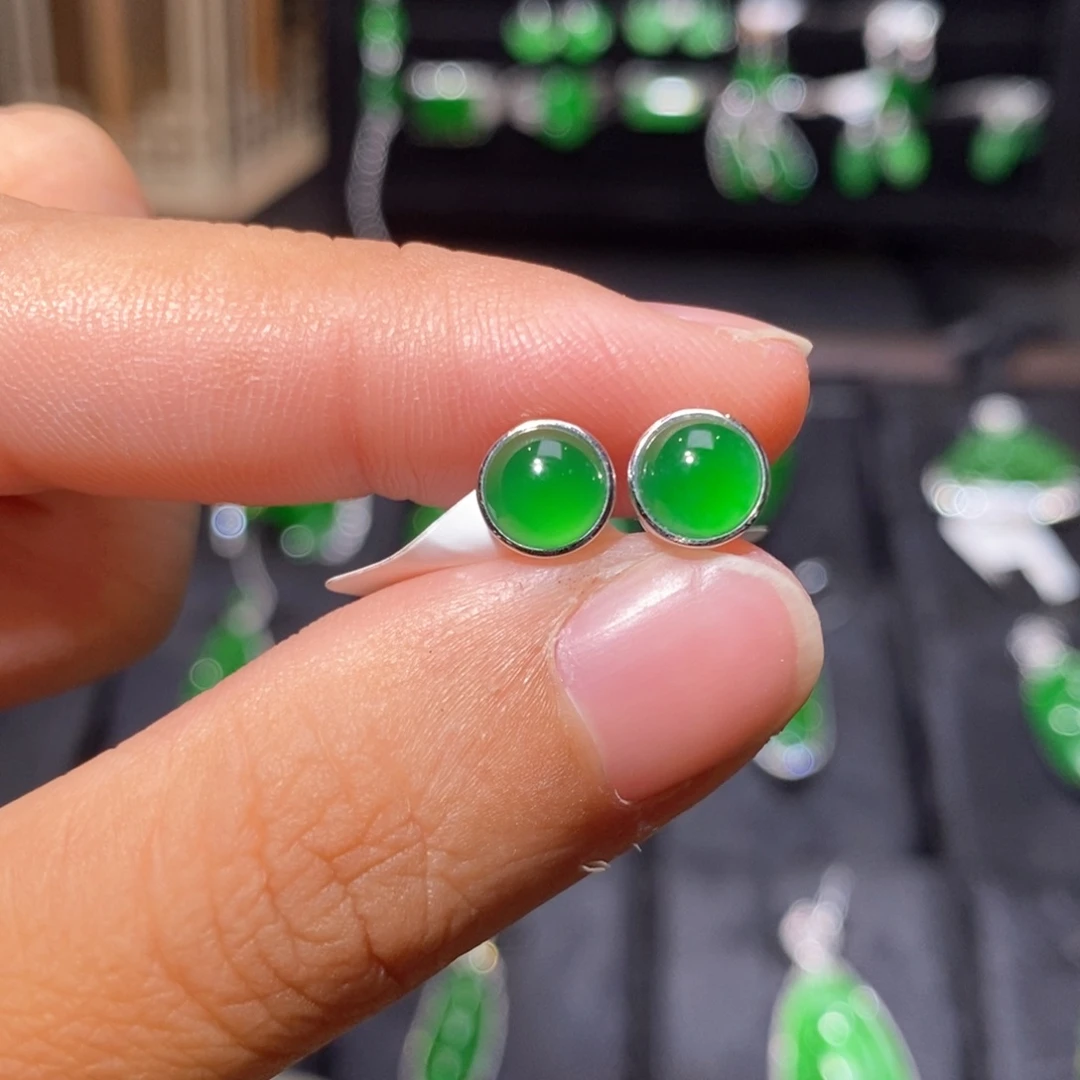 18K金镶嵌翡翠耳饰蛋面耳钉