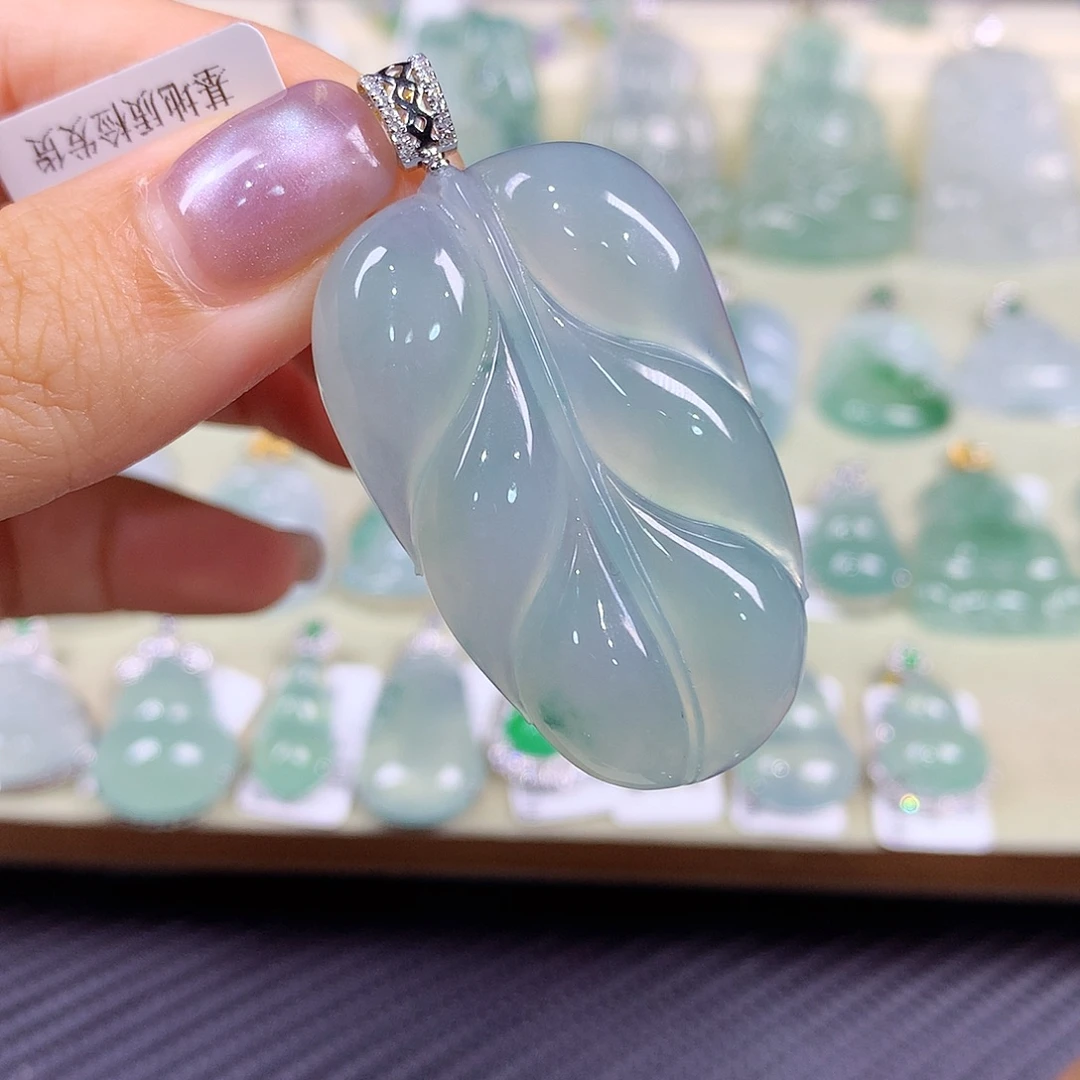 翡翠18K金镶嵌颈饰飘花叶子