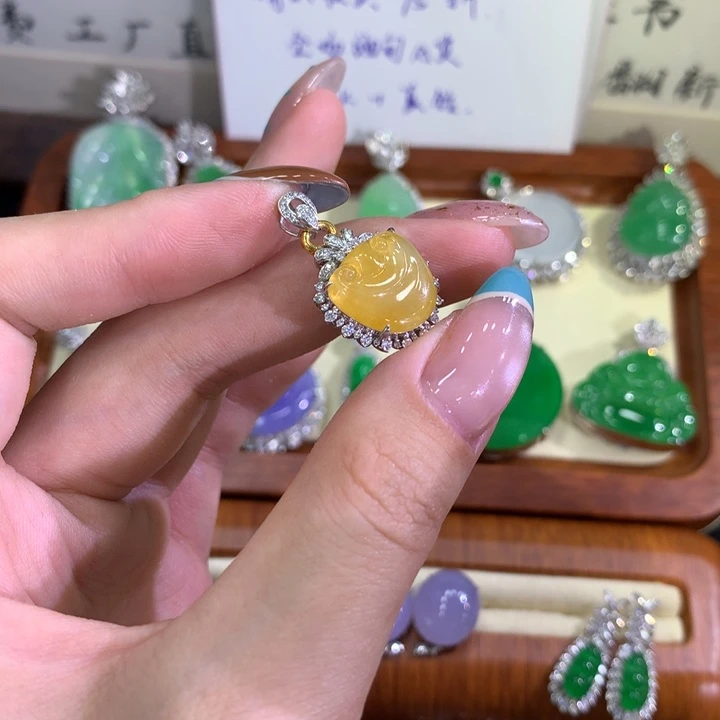 颈饰18K金镶嵌翡翠