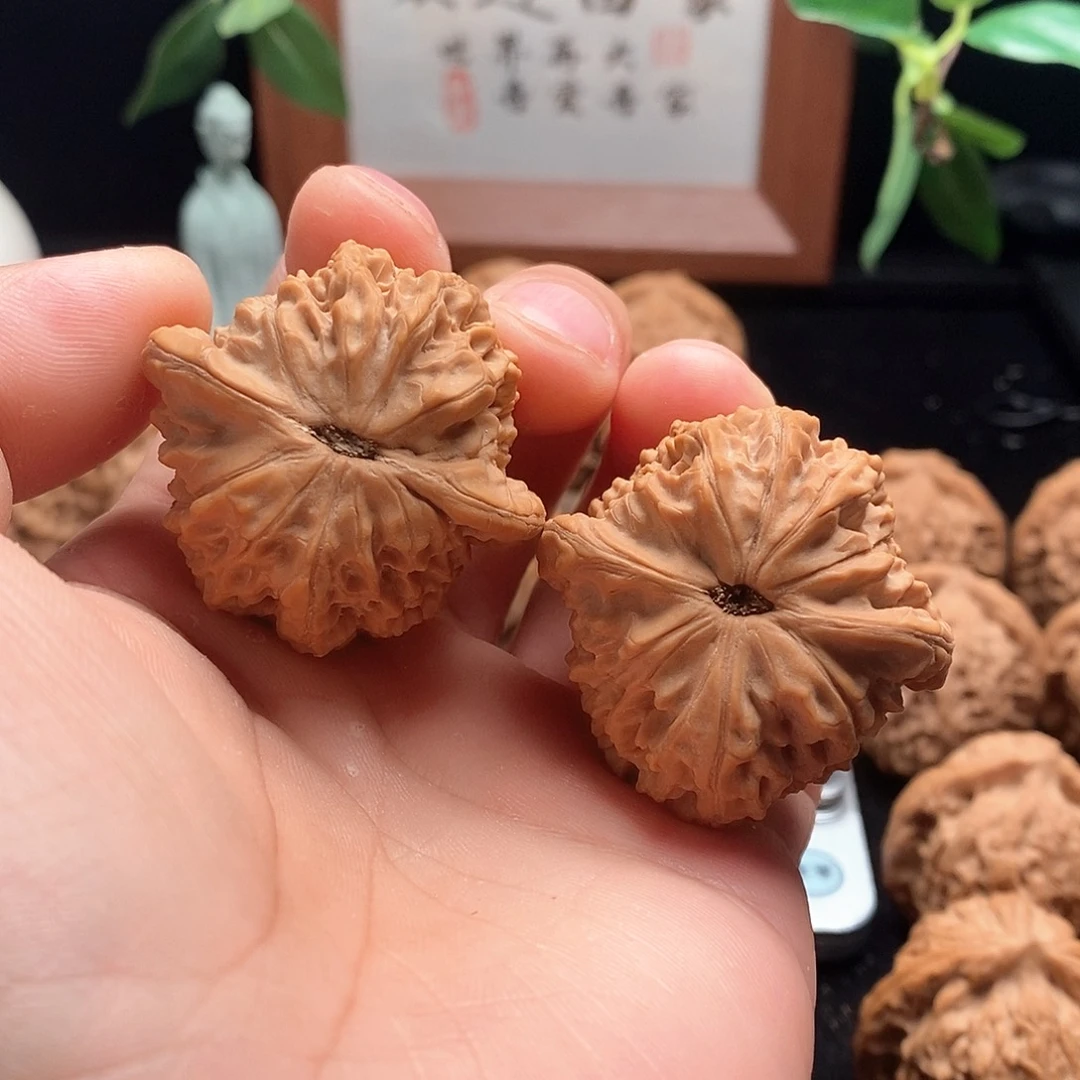 文玩核桃吊坠马老四矮桩41