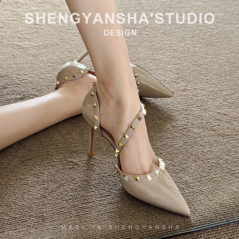 圣妍莎尖头铆钉高跟鞋裸色漆皮凉鞋2025新款一字带女细跟百搭单鞋