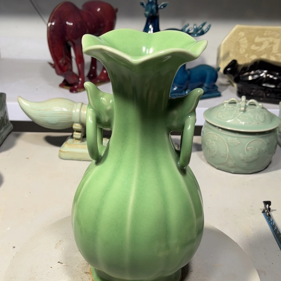 瓶龙泉青瓷品相完美