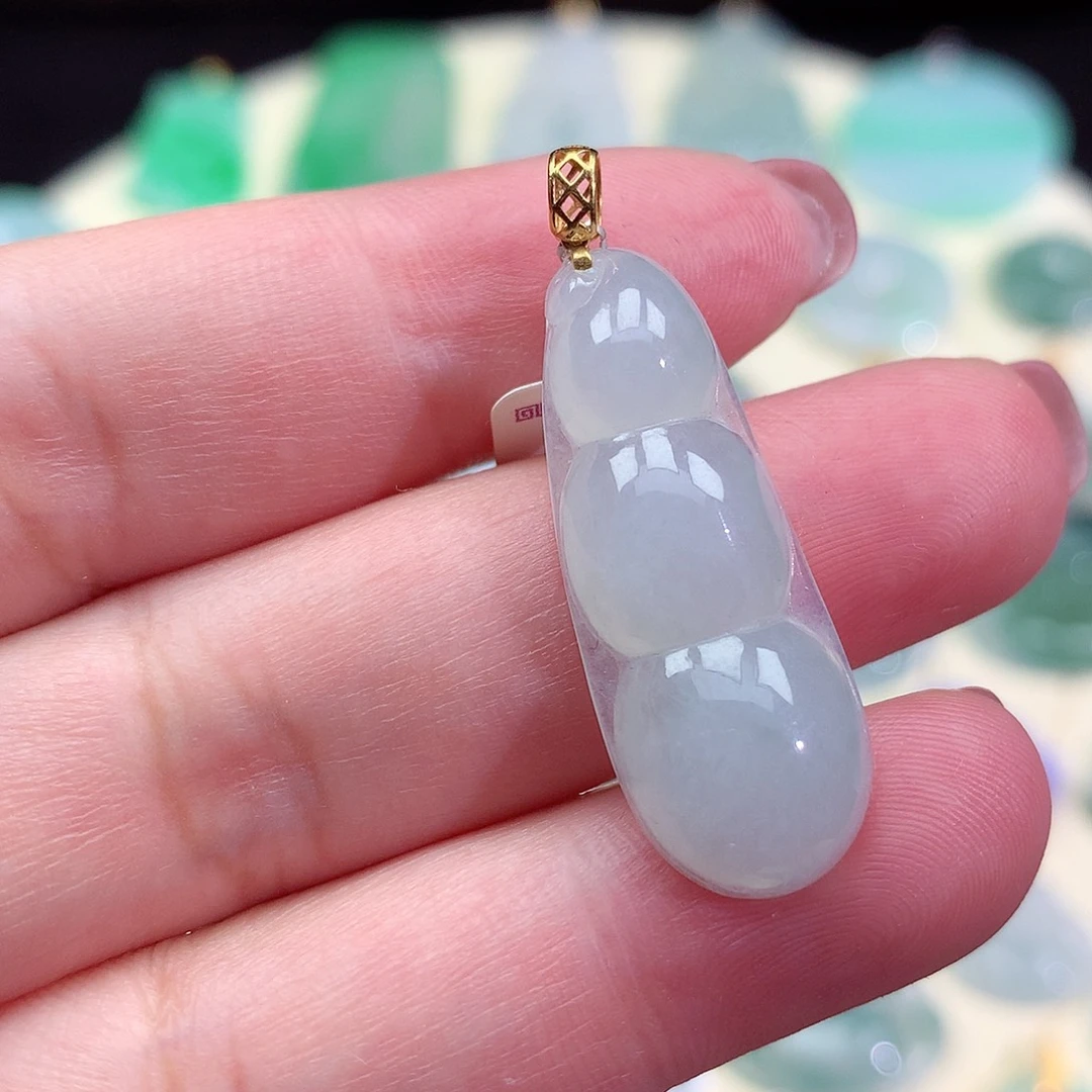 翡翠18K金镶嵌颈饰四季豆