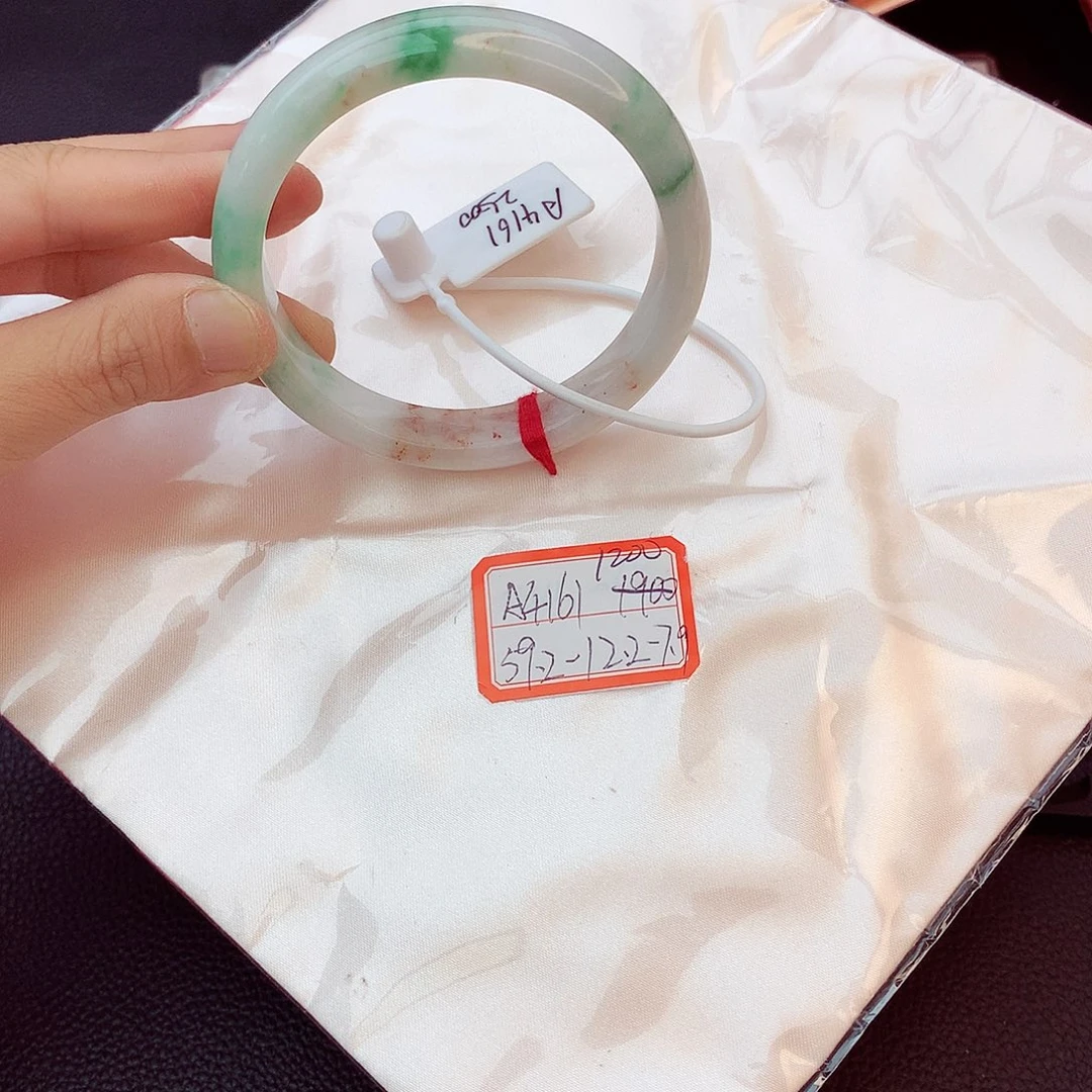 翡翠手镯未镶嵌翡翠