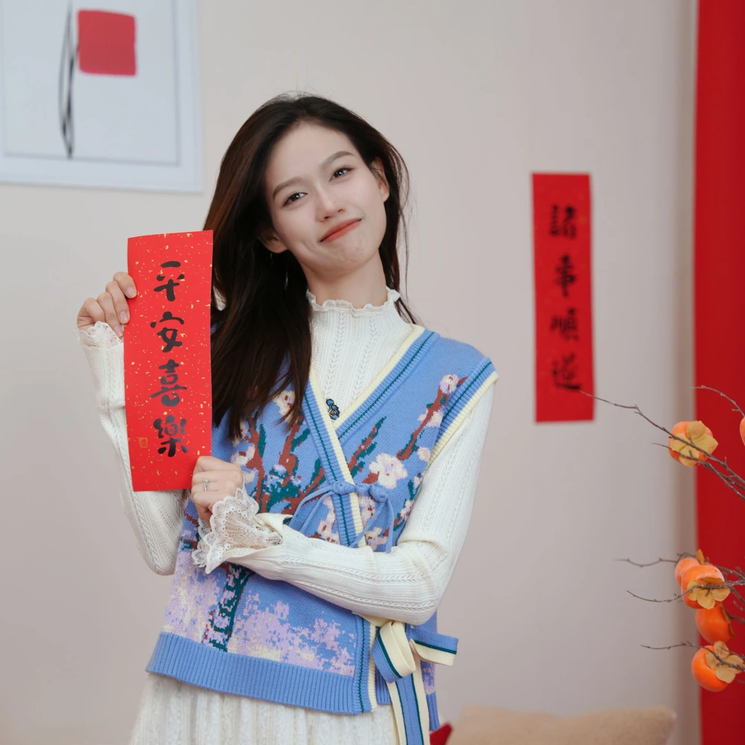 两三事梅枝栖雪新款花卉图案荷叶边拼接无袖百搭毛衣马甲新中式