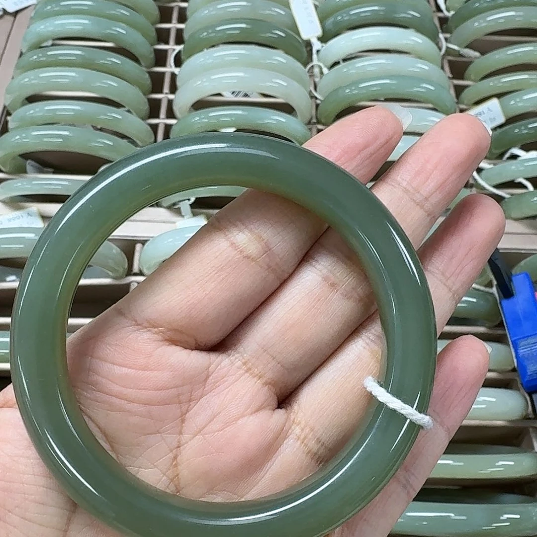 和田玉手镯未镶嵌胡**缠