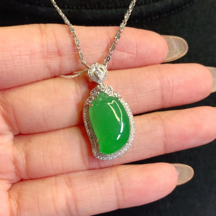 【闪购商品】颈饰18K金镶嵌翡翠福瓜