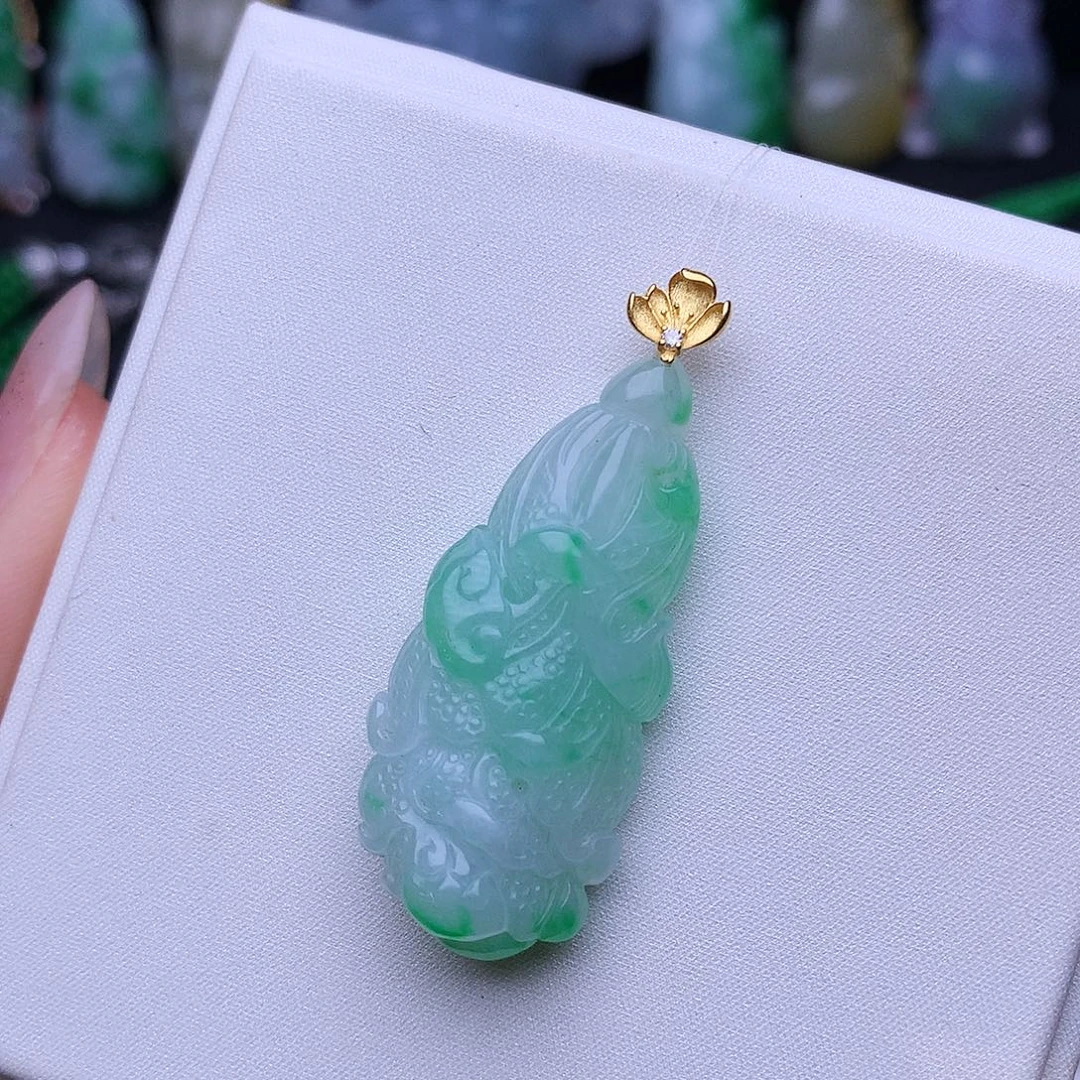 翡翠18K金镶嵌颈饰白菜