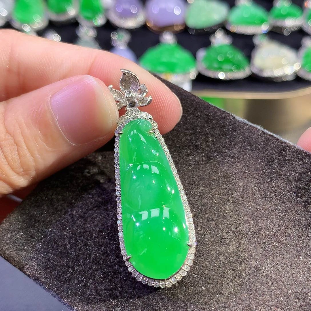 翡翠18K金镶嵌吊坠(赠链)