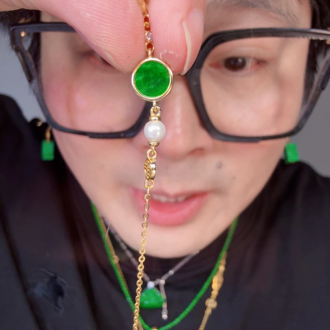 翡翠未镶嵌颈饰一件