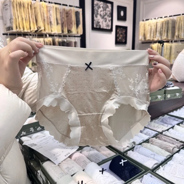 梦幻丝韵~中高腰缎面蕾丝拼接女士三角内裤透气舒适性感无痕