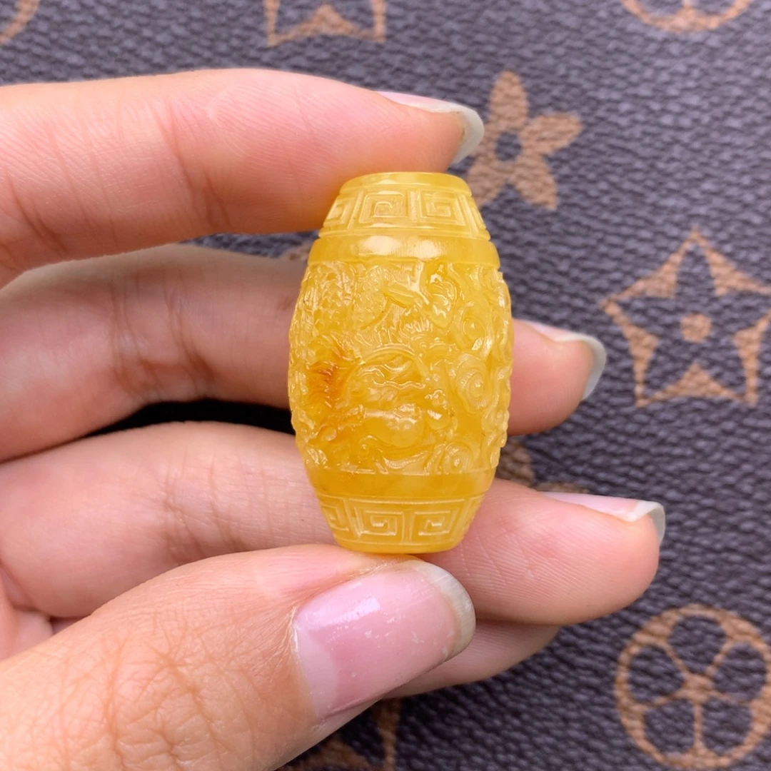 开***子琥珀未镶嵌珠宝奇石