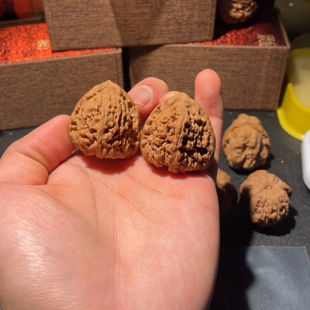 文玩核桃吊坠三角疆红皮