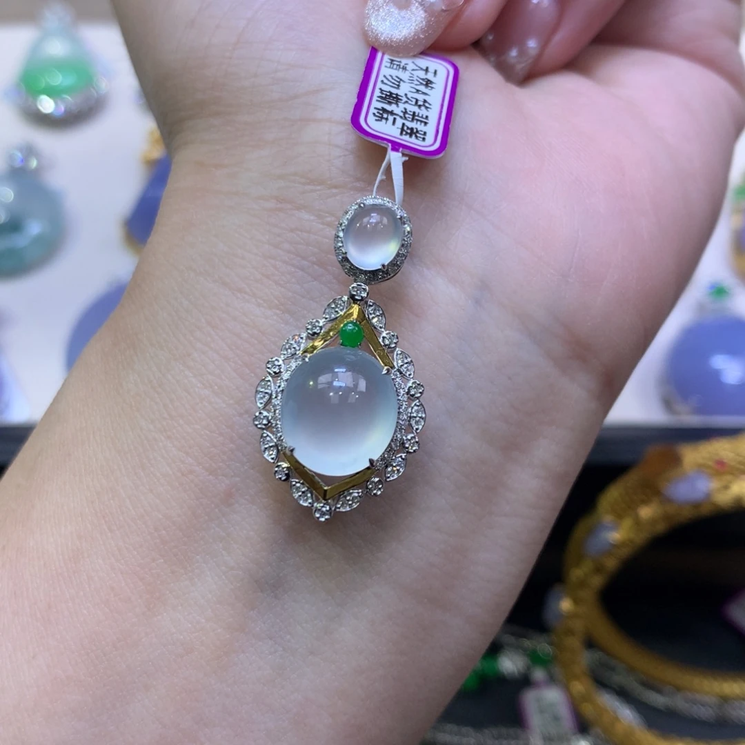 翡翠18K金镶嵌颈饰